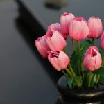 Jak ułożyć sztuczne kwiaty w doniczce 